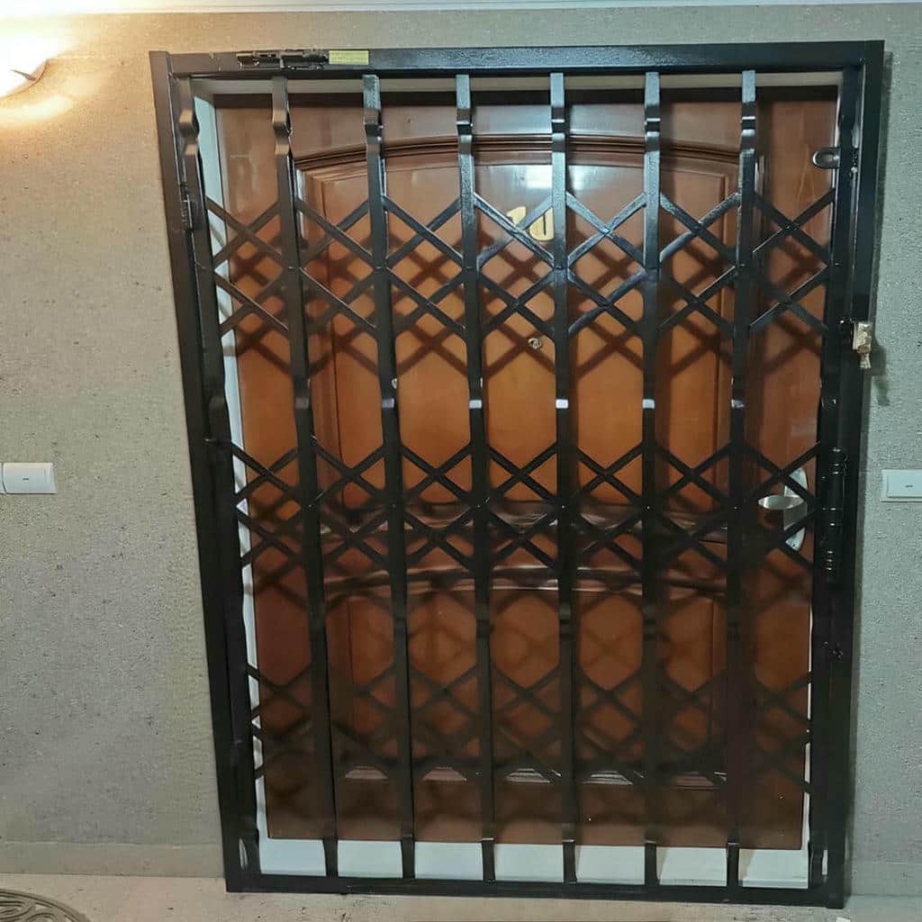 حفاظ پشت درب آپارتمان با ابعاد اختصاصی