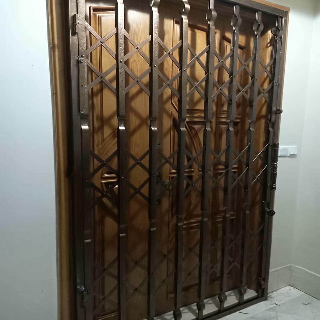 محافظ درب آپارتمان با ابعاد اختصاصی محافظ درب آپارتمان با ابعاد اختصاصی