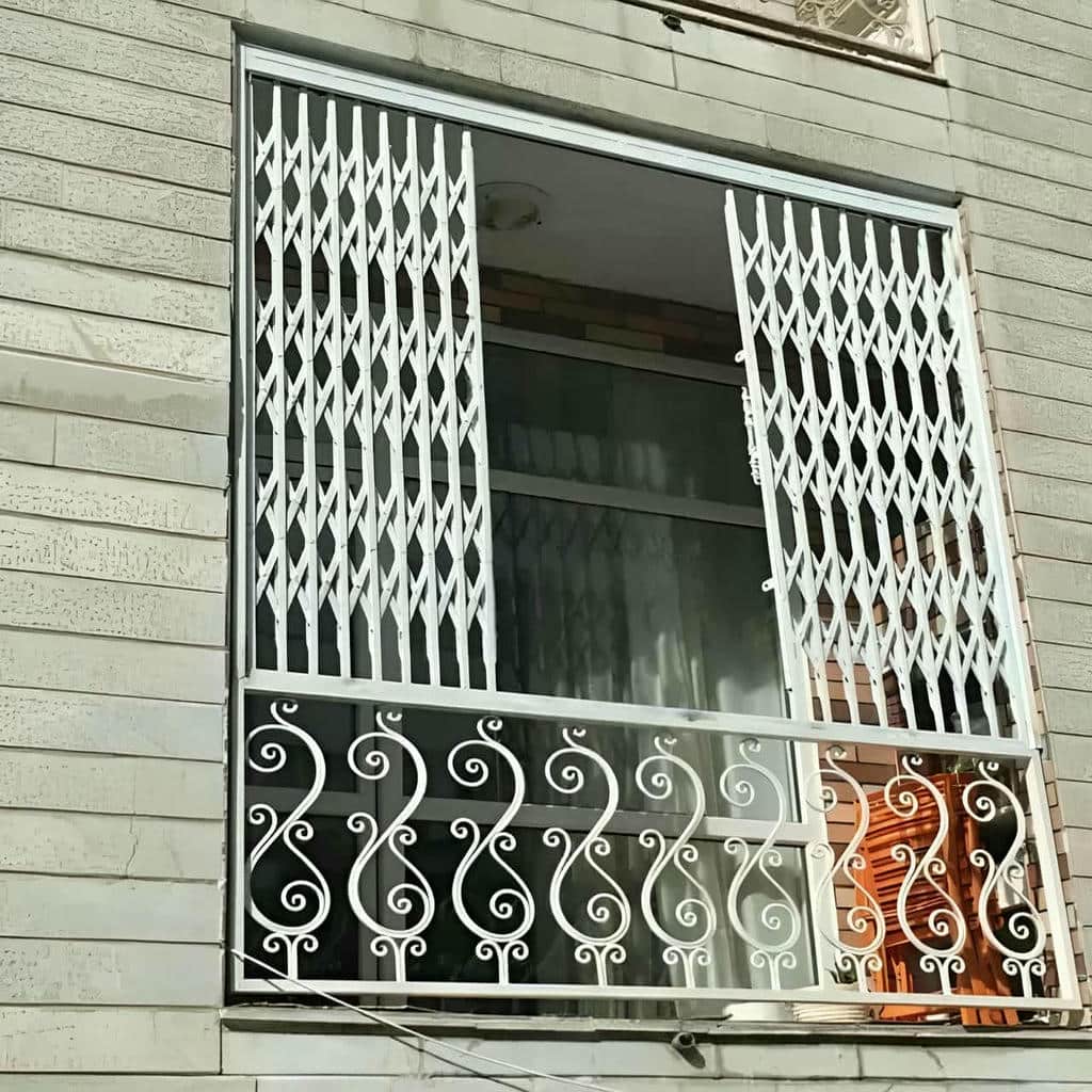 درب آکاردئونی آپارتمان مشکی نصب شده در اصفهان