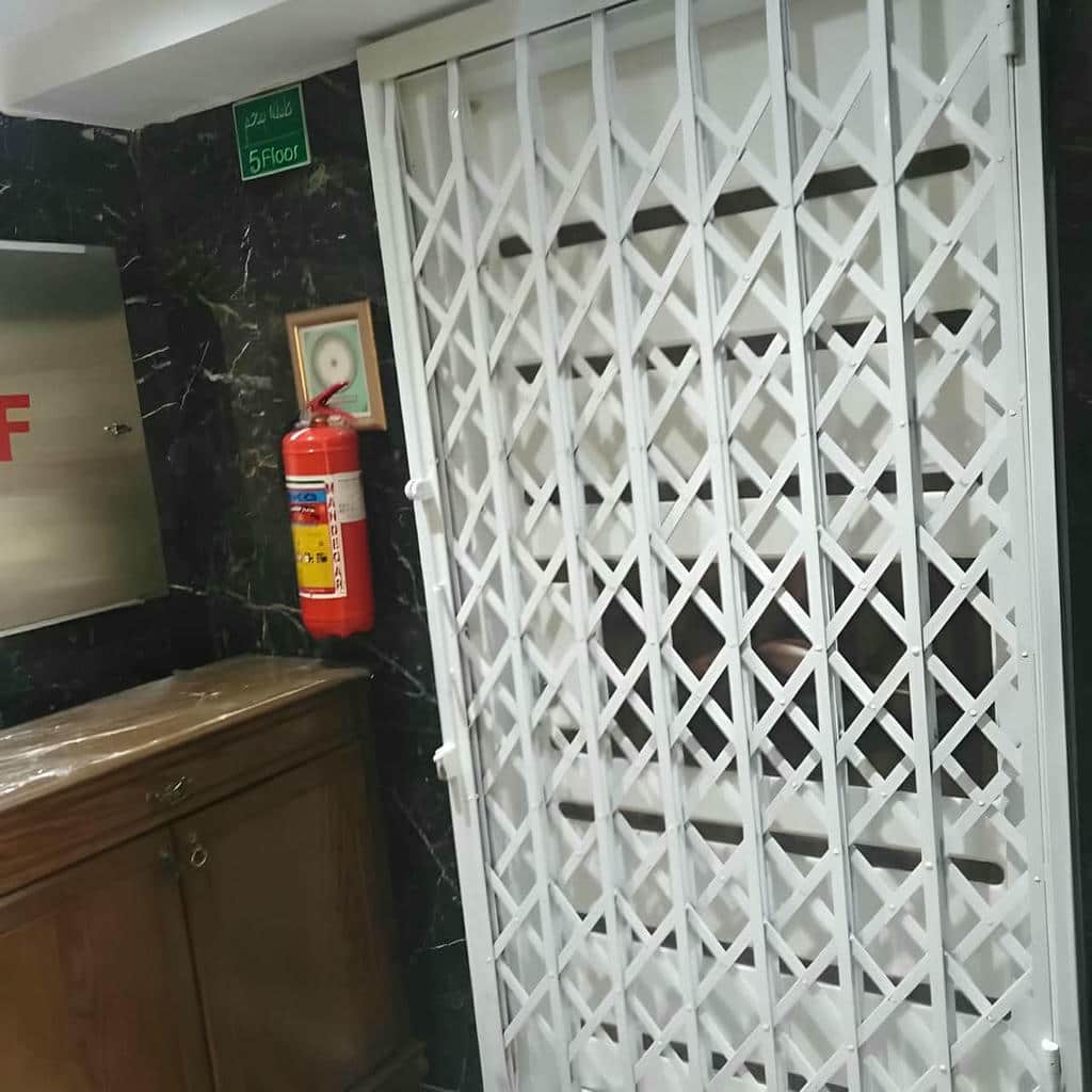 حفاظ لولایی درب کنار چهارچوب فلزی