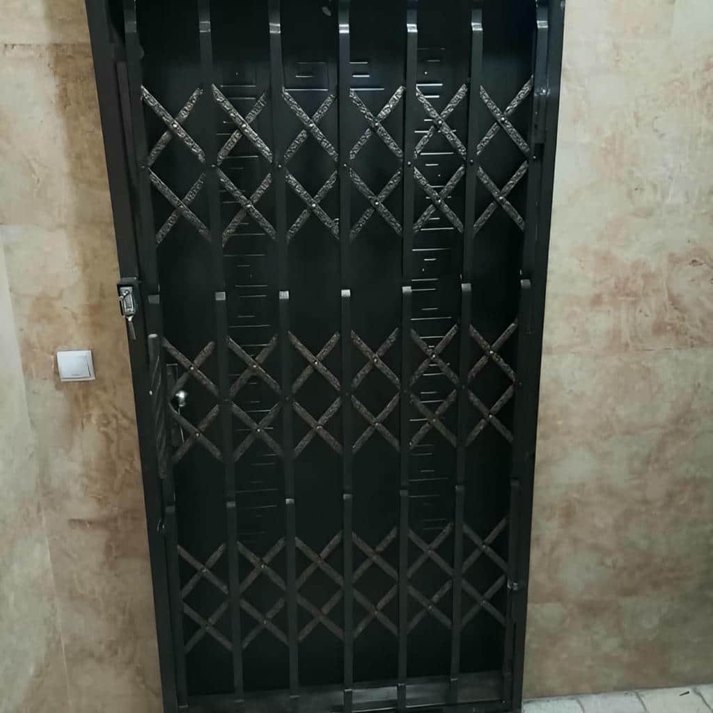 گارد فلزی جمع شونده برای فضای ورودی پهن