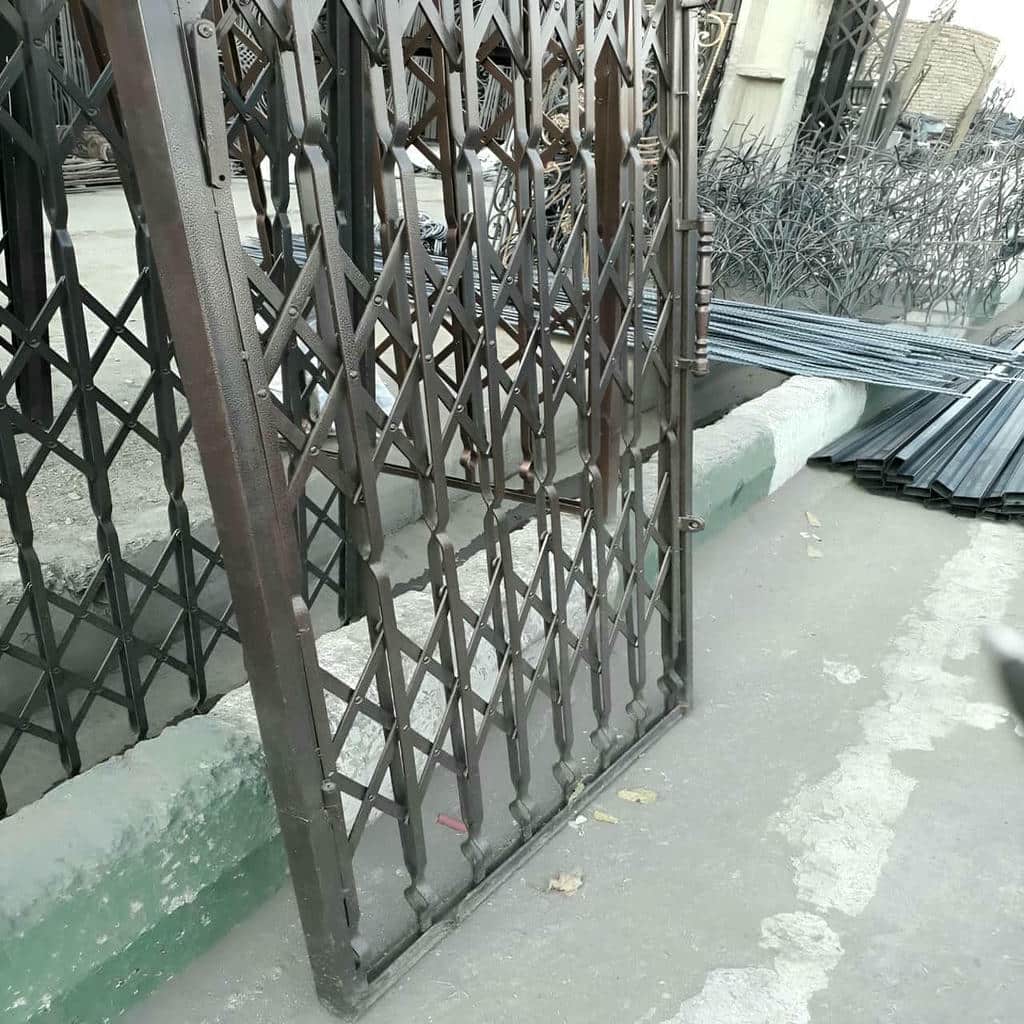 حفاظ آکاردئونی مشکی برای ورودی عریض