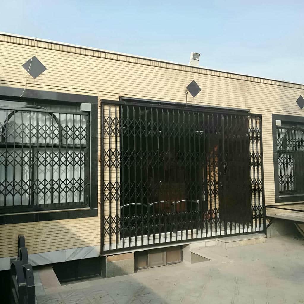 درب آکاردئونی با شبکه منظم فلزی
