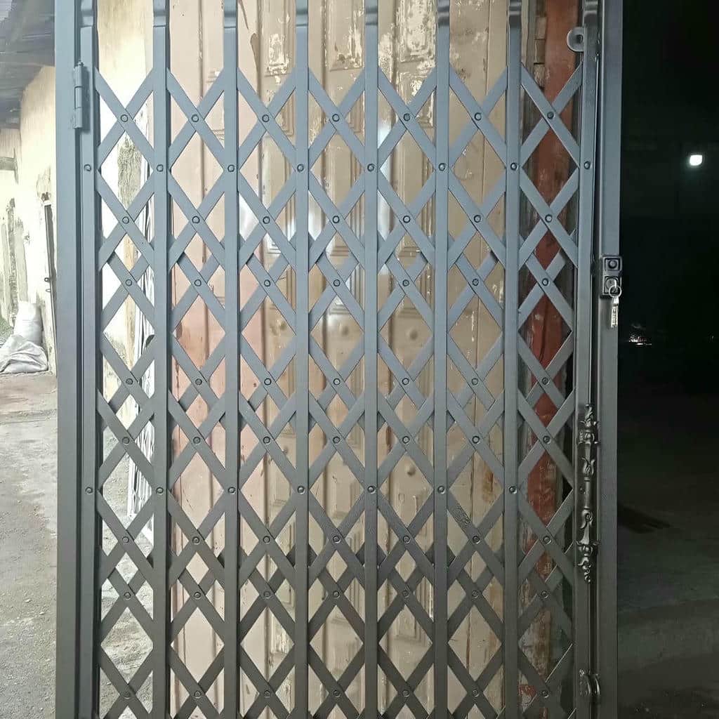 محافظ آکاردئونی ورودی با پرچ های منظم اصفهان