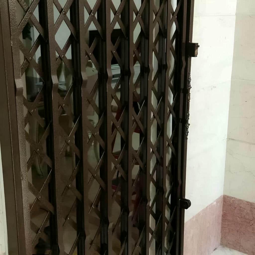 درب آکاردئونی آپارتمان کم عرض اصفهان