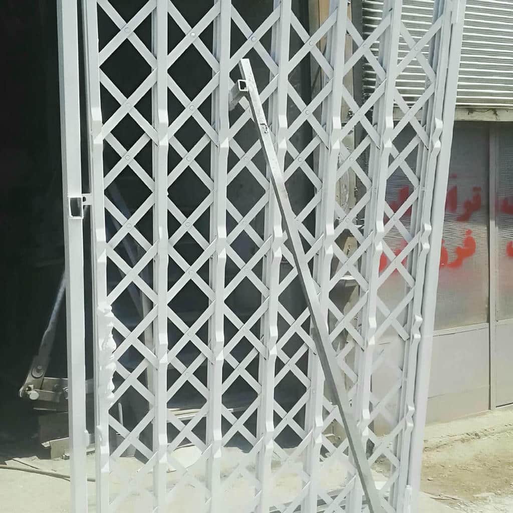 حفاظ پشت درب آپارتمان با رنگ سفارشی