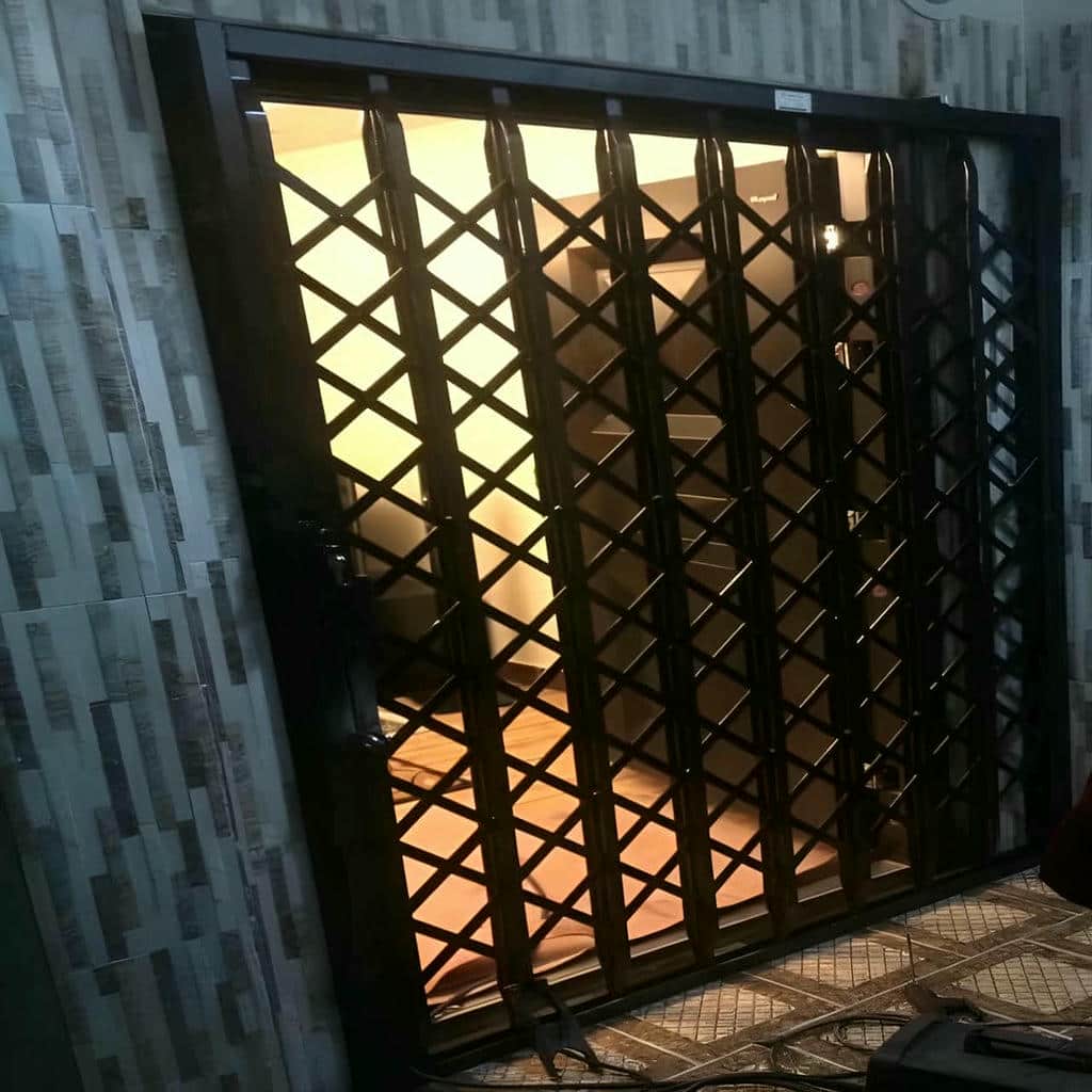 گارد آکاردئونی مشکی با شبکه ساده