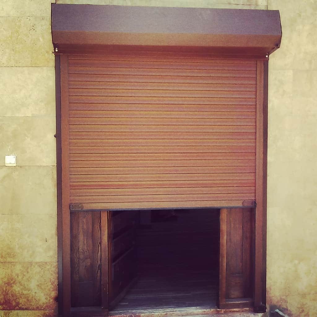کرکره برقی سفارشی برای ورودی بادگیر ساختمان