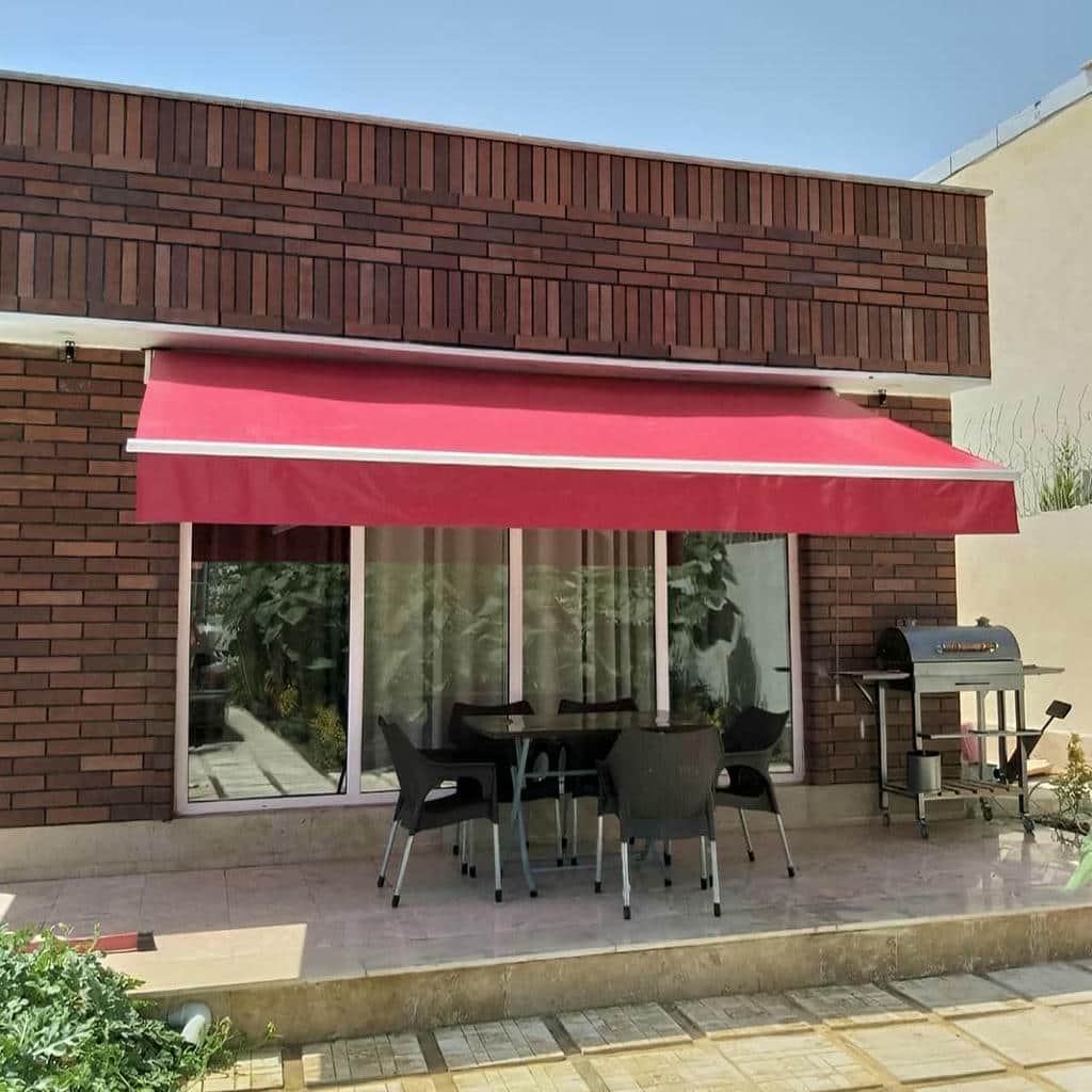 سایه بان متحرک طوسی هماهنگ با نمای تراس