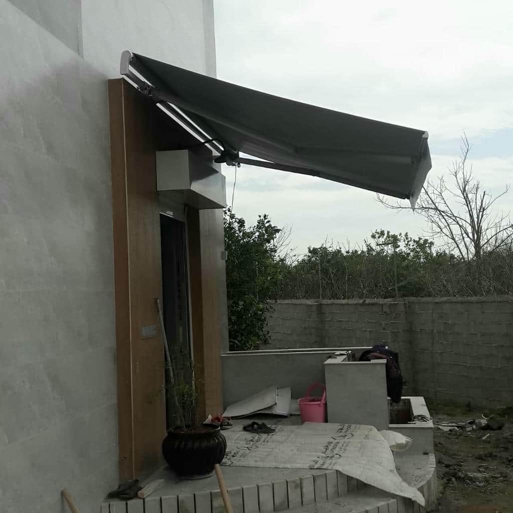 سایبان مغازه بازویی روی نمای نوساز اصفهان