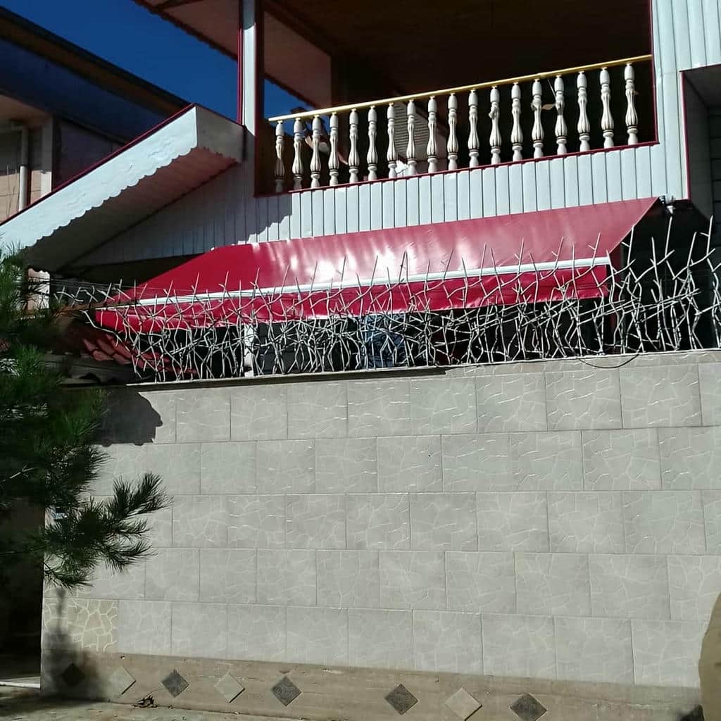 سایبان مغازه تاشو بالای نمای تجاری