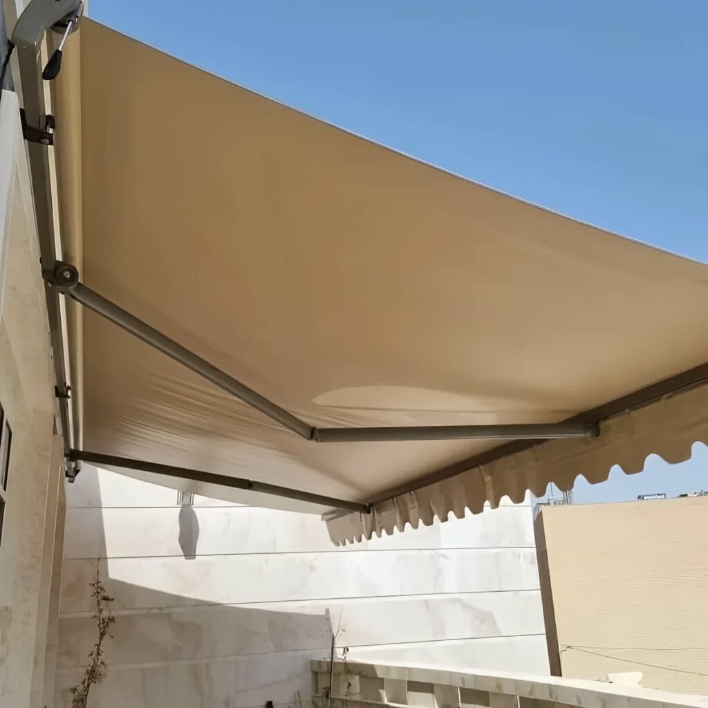 سایبان تراس جمع شونده هماهنگ با نمای ساختمان