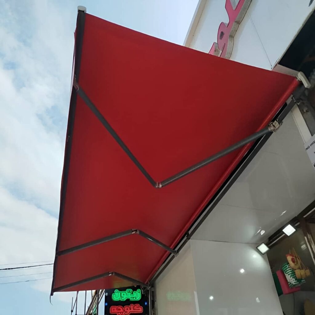 سایبان مغازه بازویی با پوشش روشن ورودی