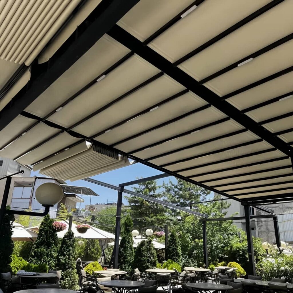 سقف متحرک پارچه ای با سازه فلزی مشکی