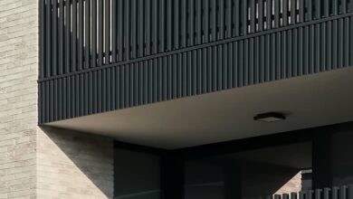 نرده بالکن ویلایی مشکی با خطوط مینیمال در اصفهان