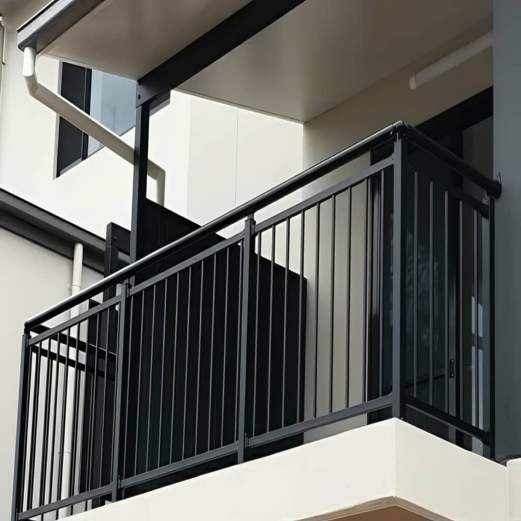 هندریل راه پله اصفهان با رنگ مشکی مات
