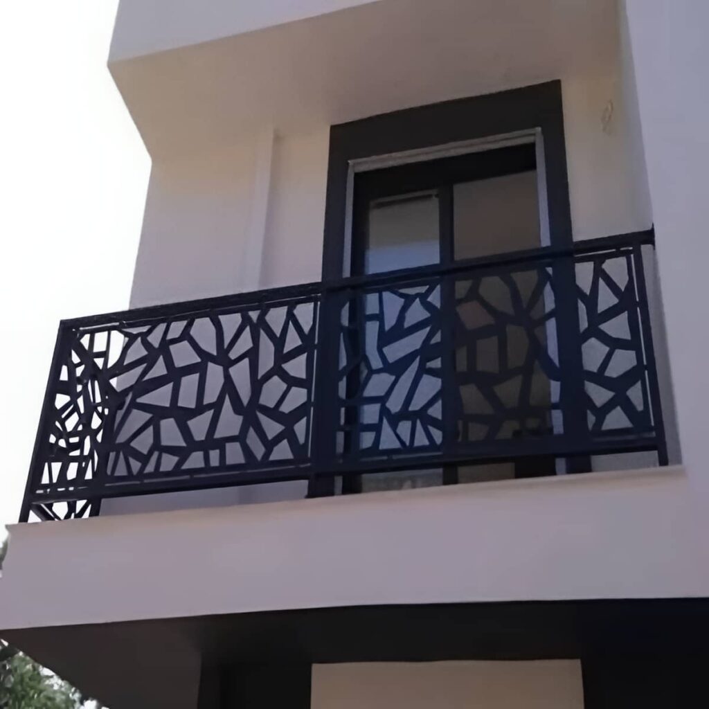 نرده مدرن بالکن فلزی با فرم ساده و منظم