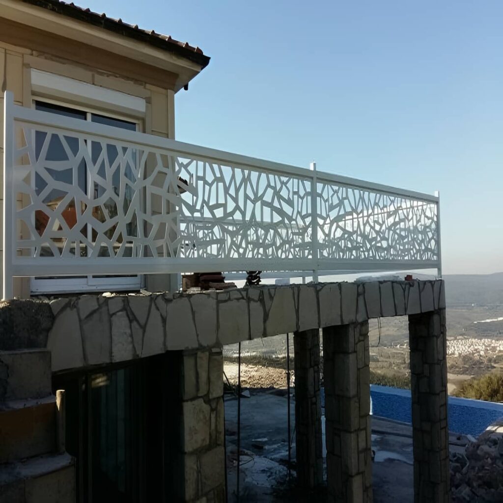 نرده مدرن بالکن سفید متناسب با نمای روشن ساختمان