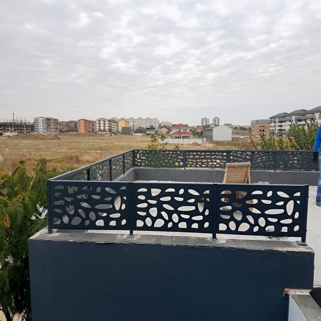 نرده آلومینیومی بالکن با پایه مدرن در اصفهان