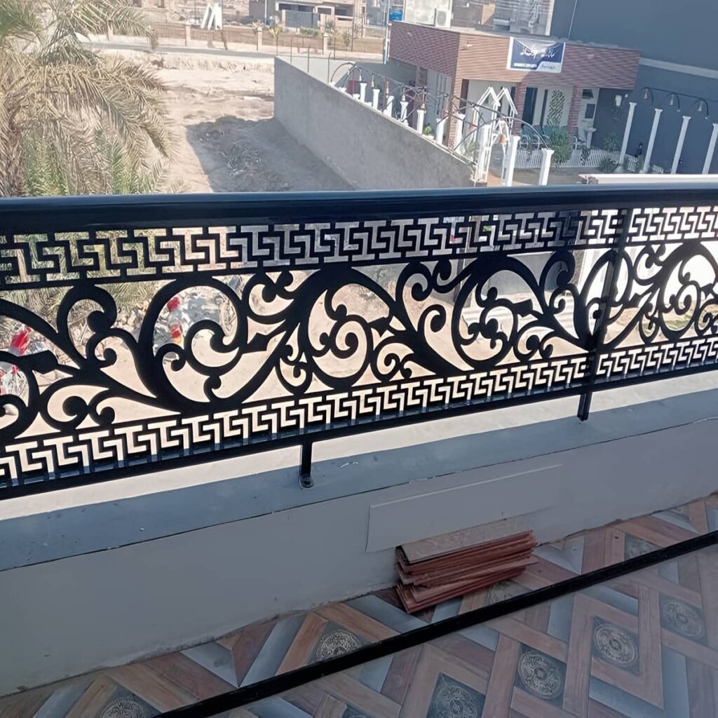 نرده آلومینیومی بالکن مشکی با خطوط عمودی منظم