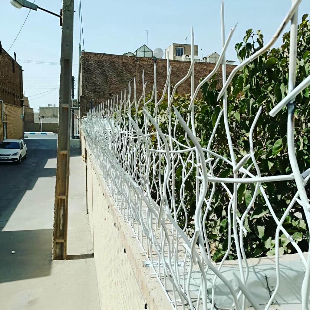 نرده طرح اف با ارتفاع سفارشی روی دیوار