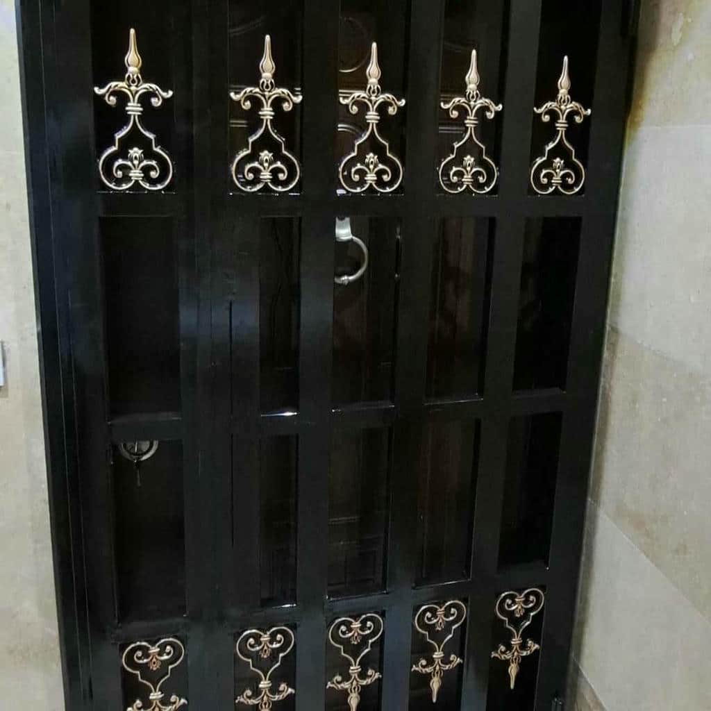 حفاظ کرکره ای مشکی با ابعاد اختصاصی