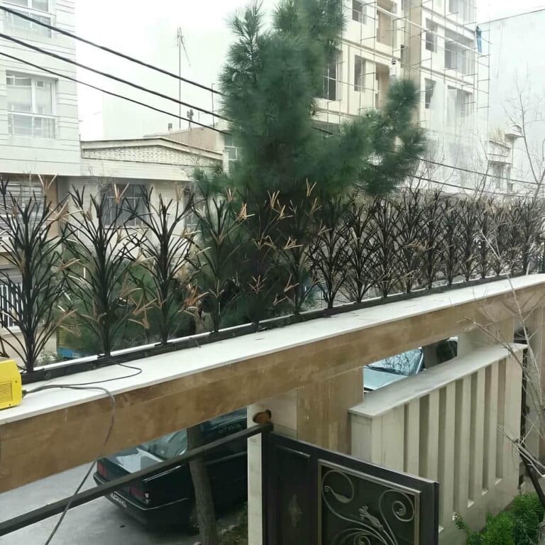 حفاظ لیلیوم مشکی هماهنگ با نمای سنگی اصفهان