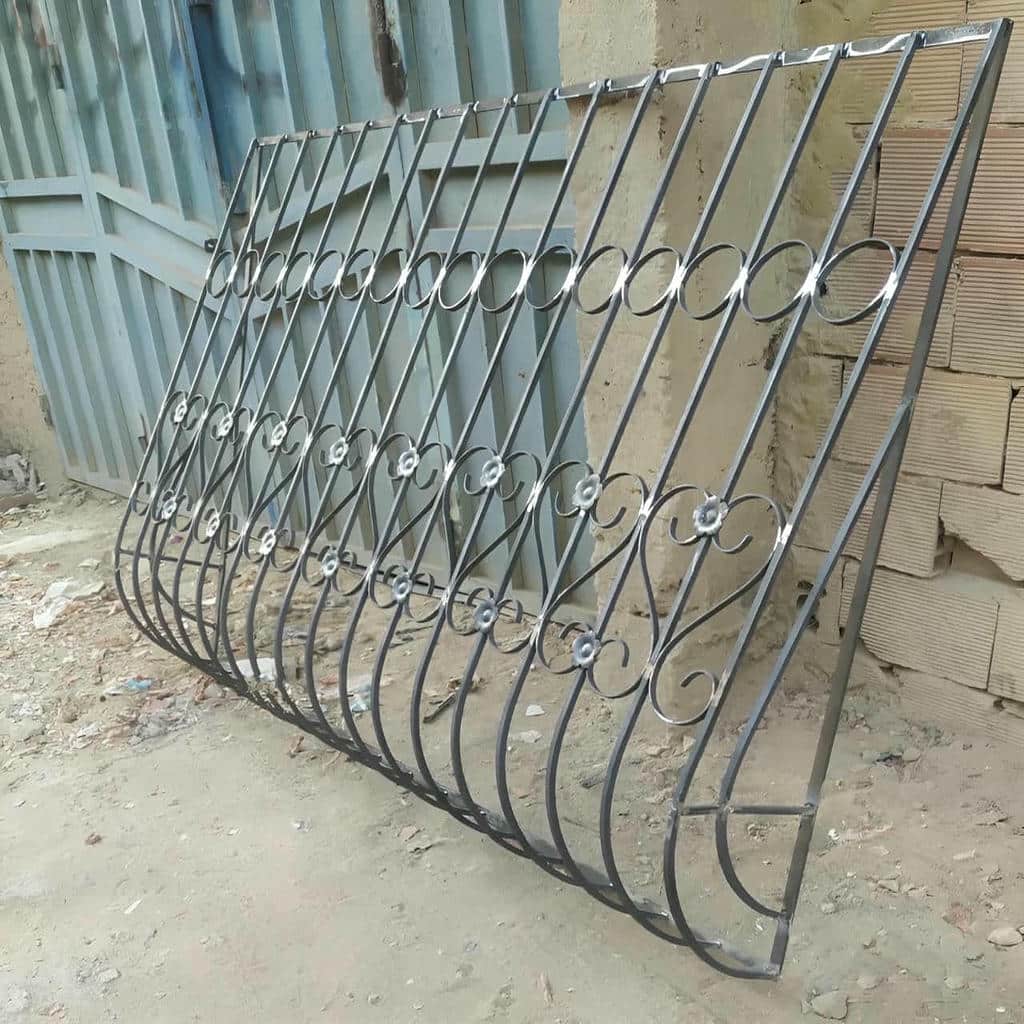 حفاظ پنجره آهنی مشکی در اصفهان