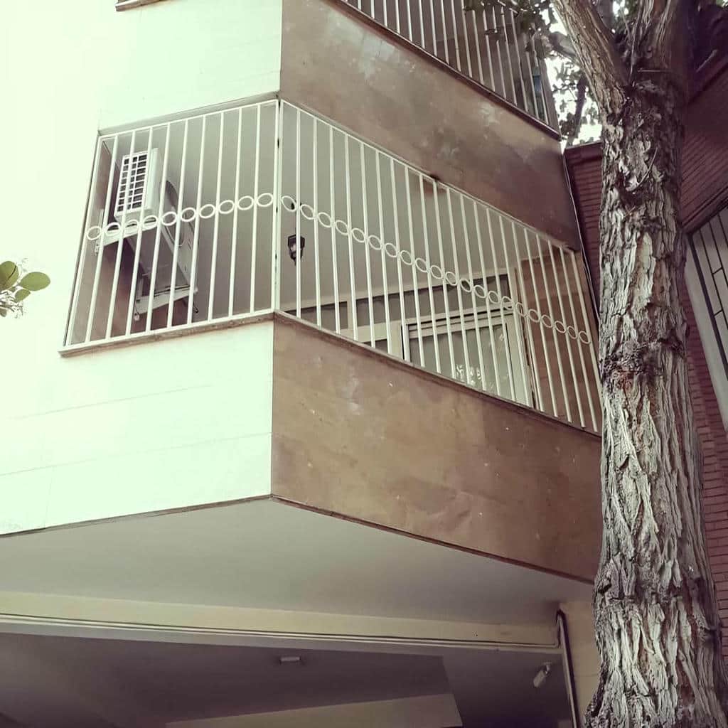 نرده پنجره سفید برای نمای آپارتمان