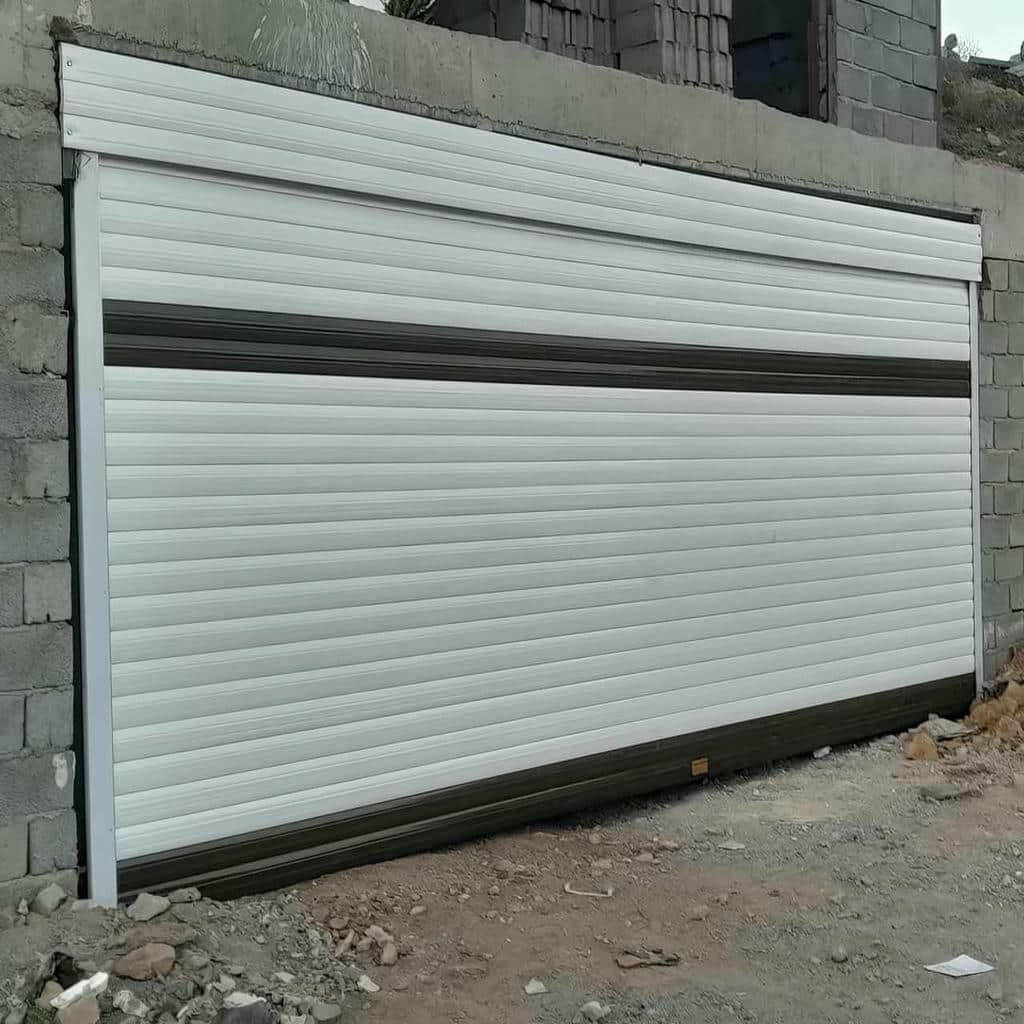 کرکره پارکینگ سفید هماهنگ با نمای ساختمان