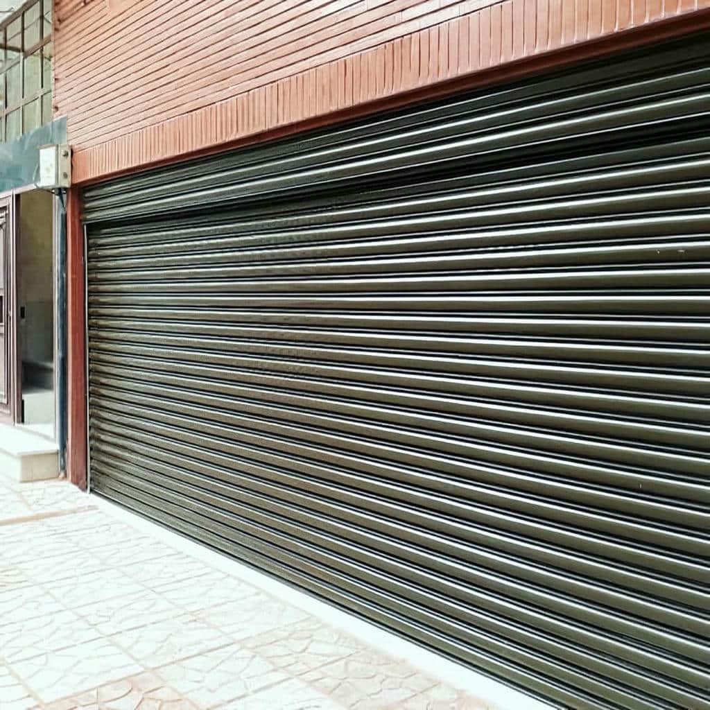 کرکره پارکینگ نوساز با رنگ خاکستری اصفهان