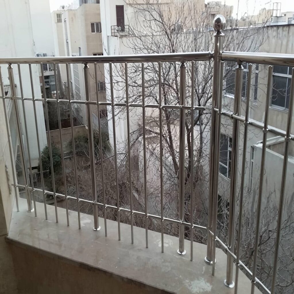 حفاظ تراس مدرن هماهنگ با نمای سنگی ساختمان حفاظ تراس مدرن هماهنگ با نمای سنگی ساختمان