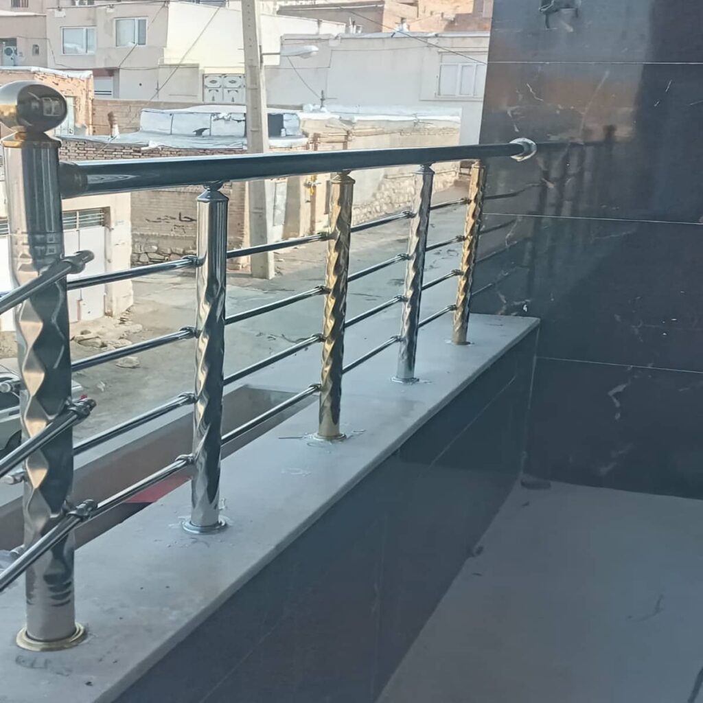 نرده چوبی راه پله با فرم کلاسیک