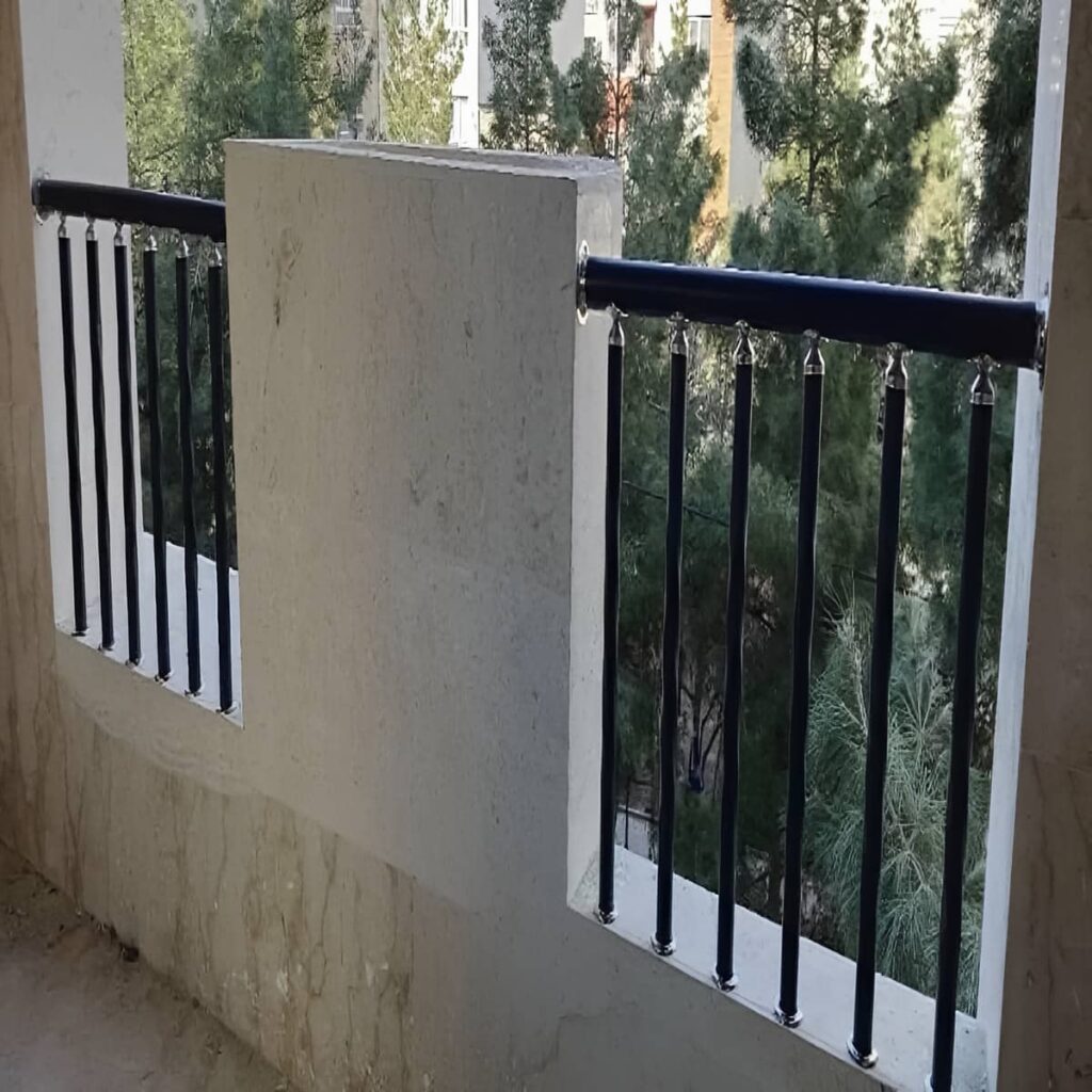 نرده چوبی راه پله اصفهان با رنگ گردویی