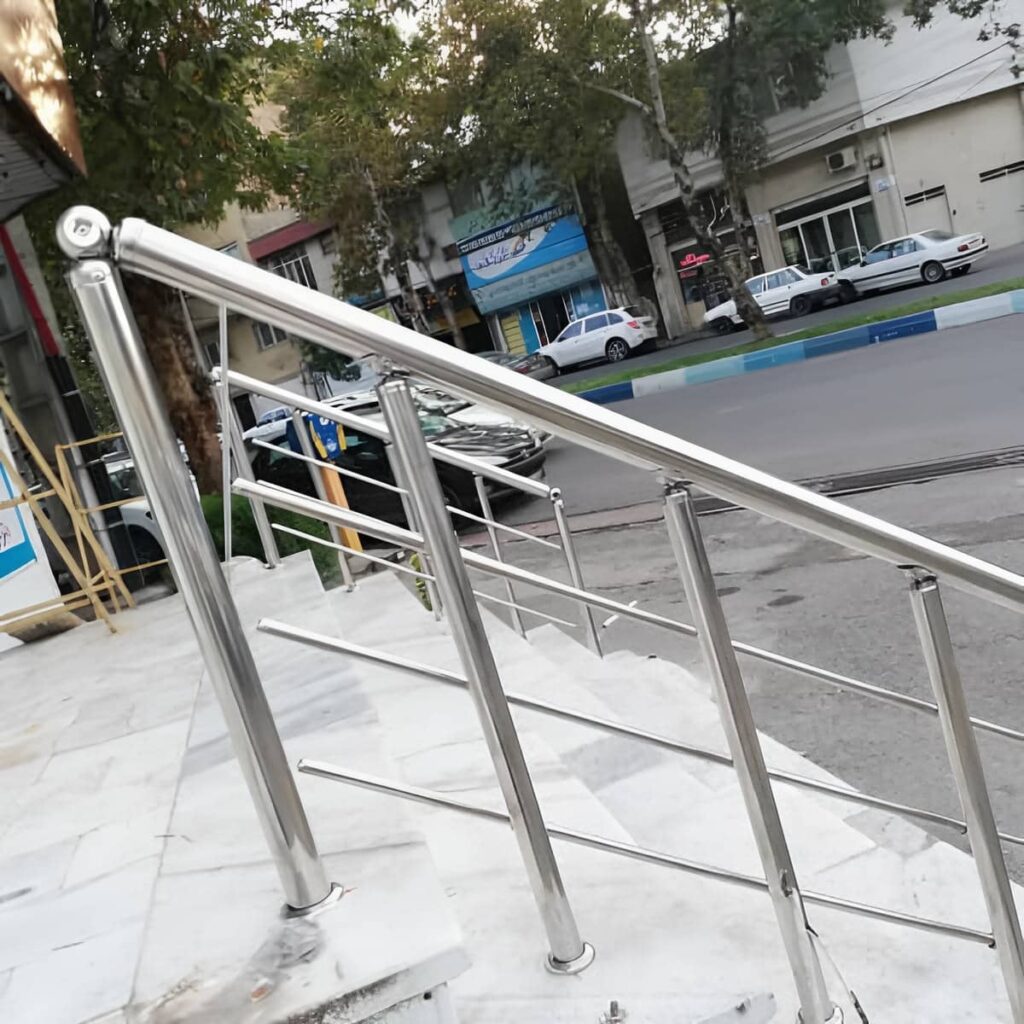 جان پناه بالکن با اتصالات منظم و دقیق در اصفهان