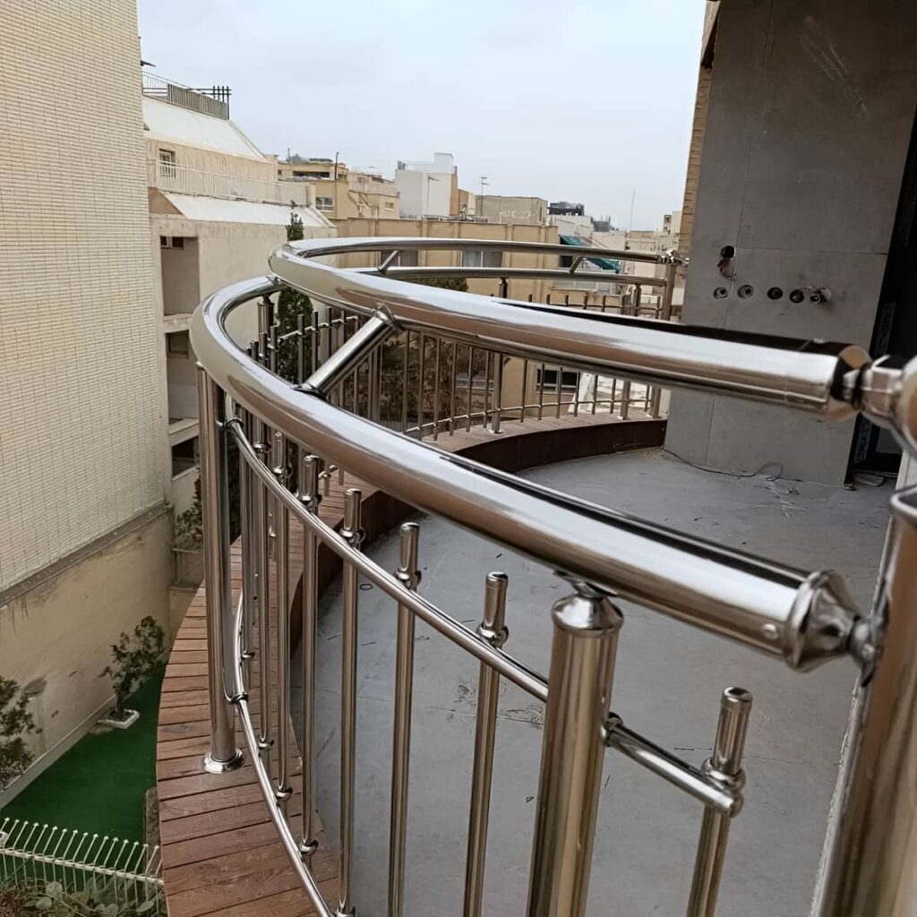 نرده مدرن بالکن سفارشی با ابعاد دقیق در اصفهان