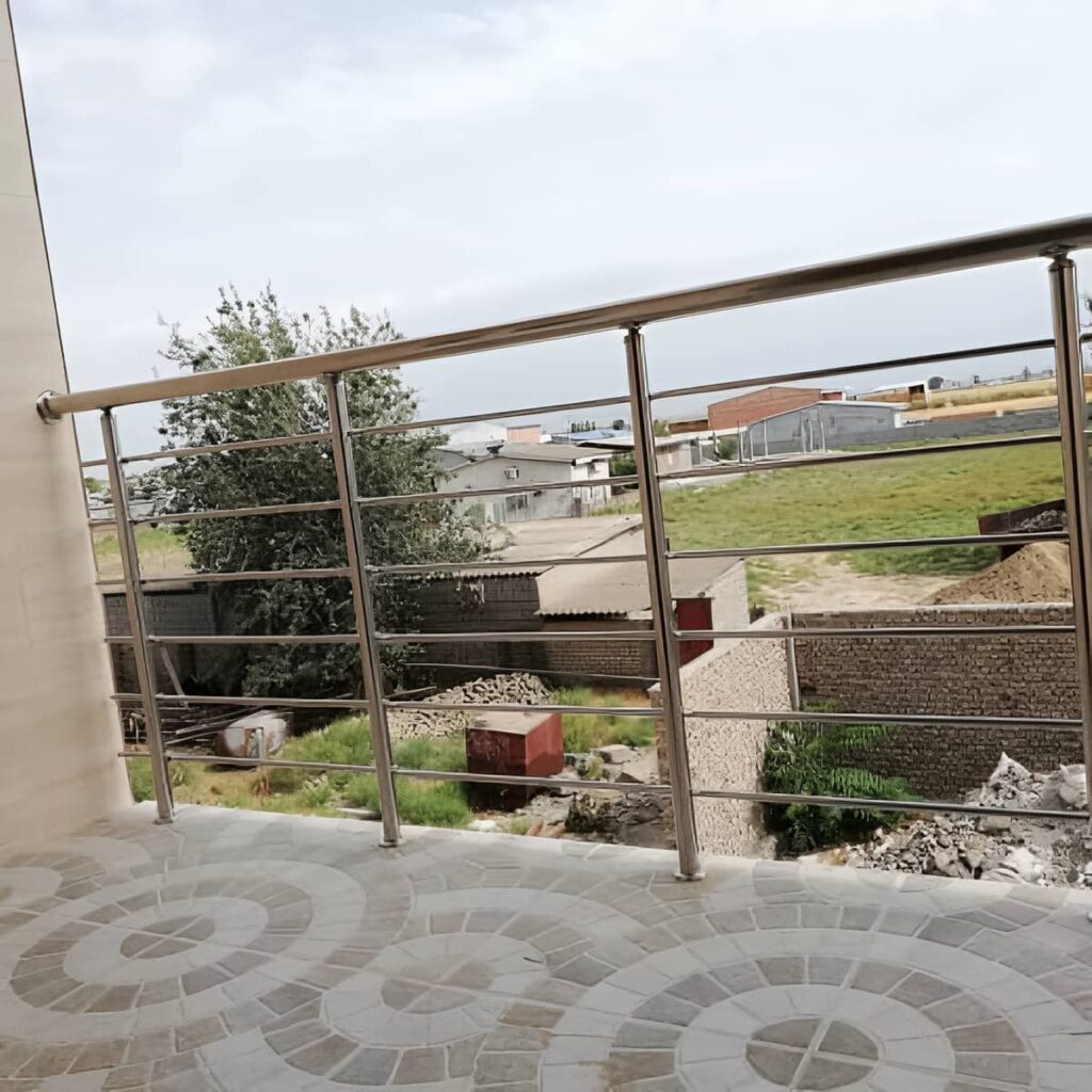 نرده داخلی دوبلکس اصفهان کنار کف سنگی