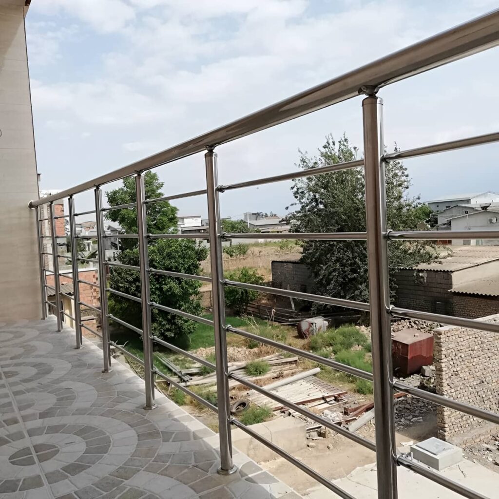 نرده چوبی راه پله اصفهان با رنگ گردویی