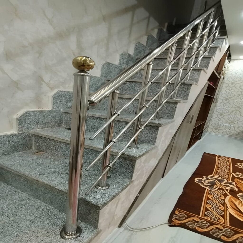 نرده استیل بالکن سفارشی با پرداخت براق در اصفهان