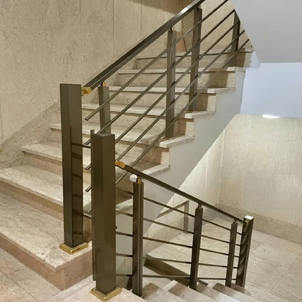 نرده استیل بالکن نصب شده روی نمای روشن اصفهان