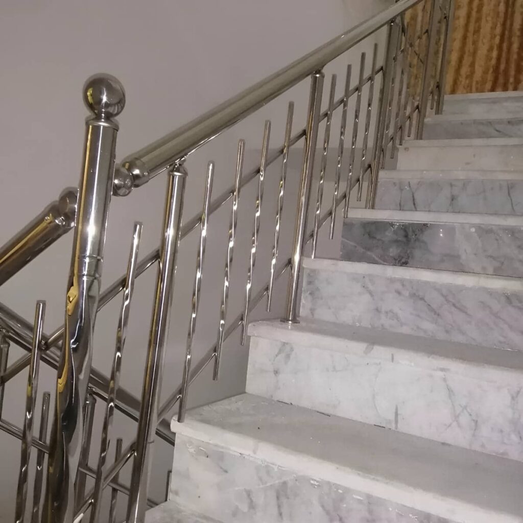 نرده استیل بالکن مات هماهنگ با نمای مدرن