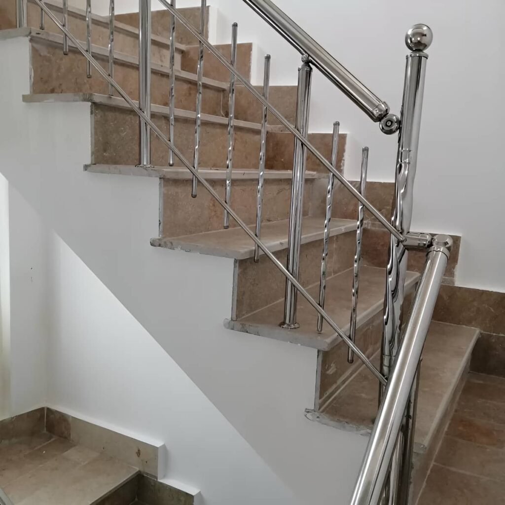 نرده استیل بالکن با خطوط ساده و سطح براق