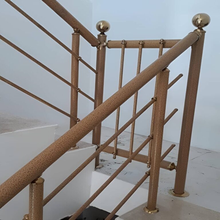 نرده استیل راه پله اصفهان کنار ورودی ساختمان