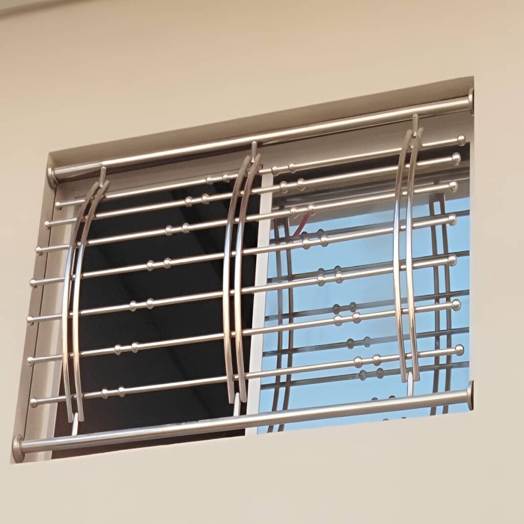 محافظ پنجره سفارشی برای ویلای مدرن
