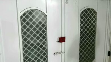 اپراتور درب پارکینگ مشکی کنار نمای اصفهان