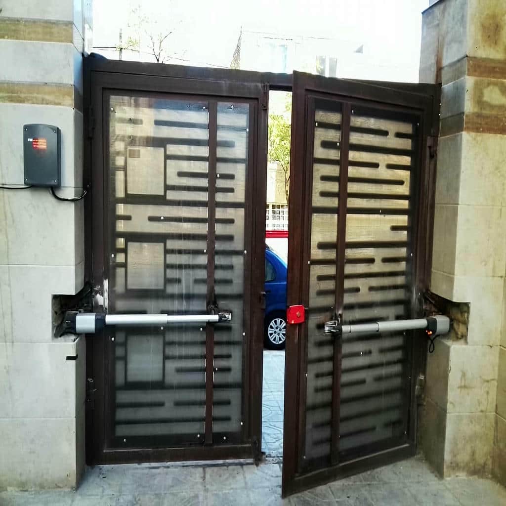 جک پارکینگ ایرانی سفارشی کنار ورودی ساختمان اصفهان