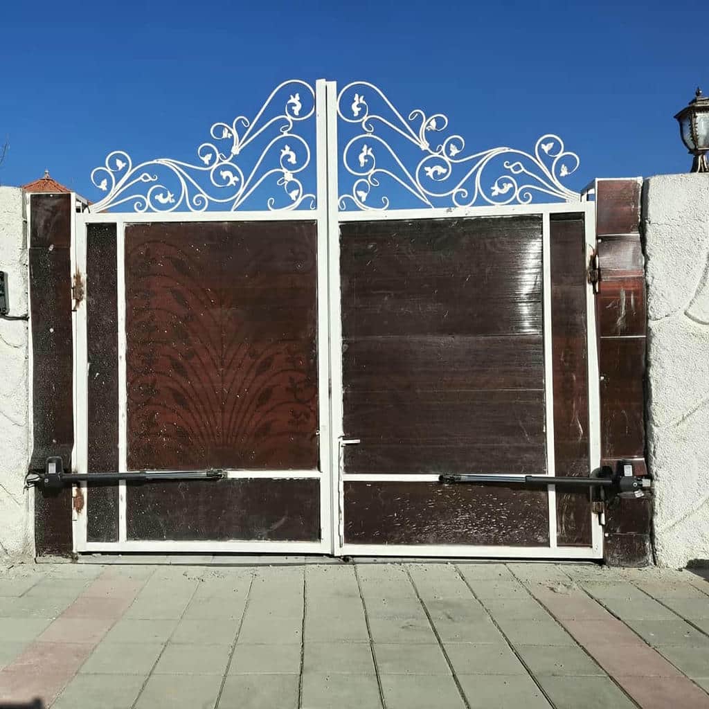 جک تک لنگه خارجی کنار درب فلزی