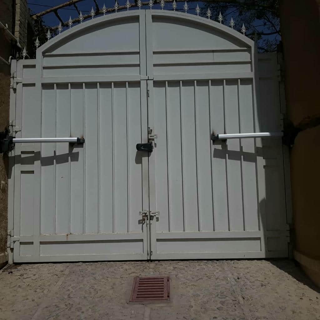 جک ریموت دار نصب شده روی درب لولایی جک ریموت دار نصب شده روی درب لولایی