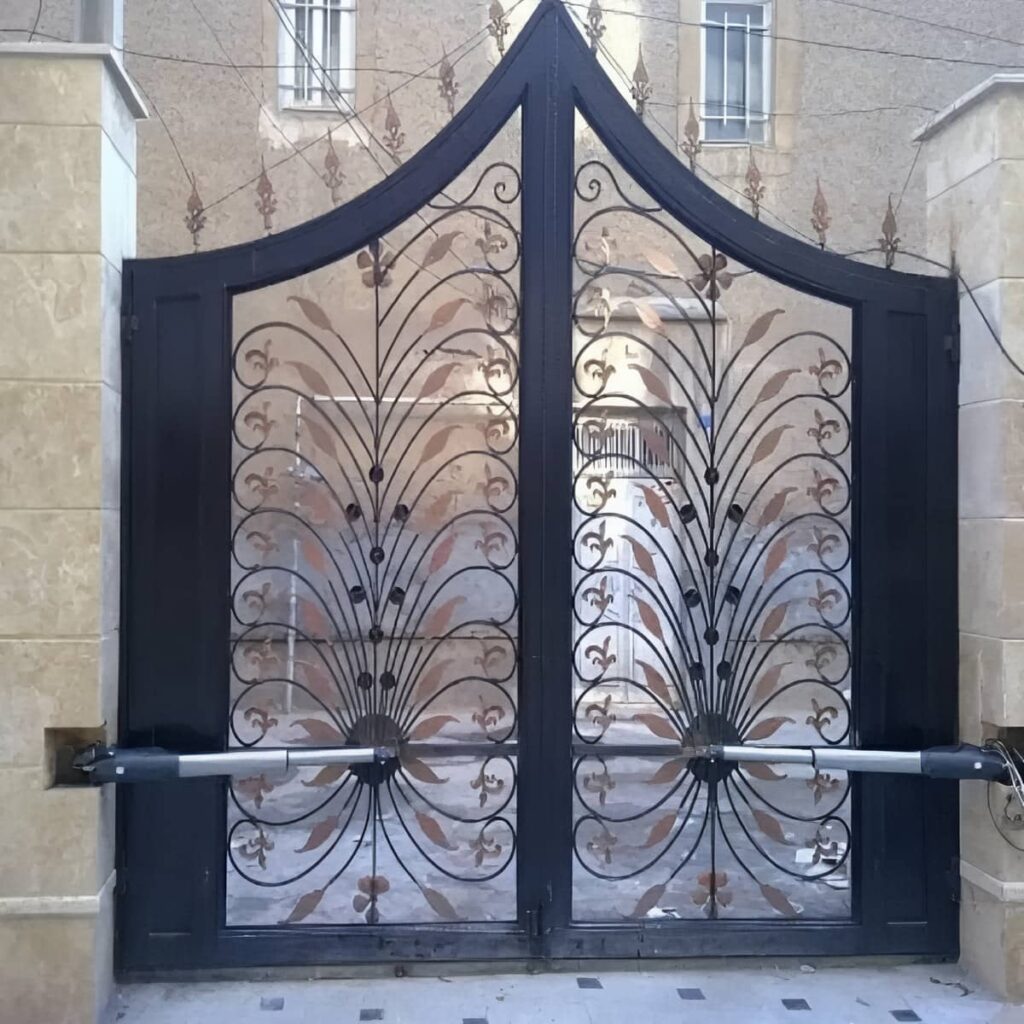 جک درب حیاط بازویی هماهنگ با ستون سنگی