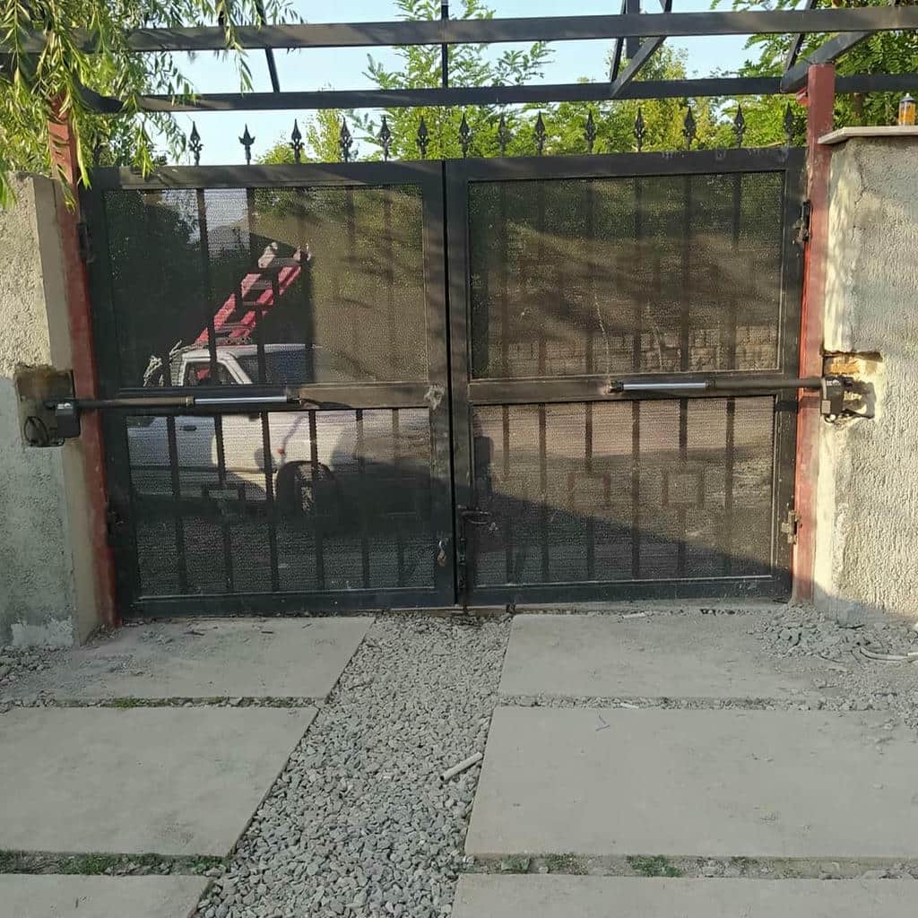 جک پارکینگی ریلی کنار درب باغ اصفهان